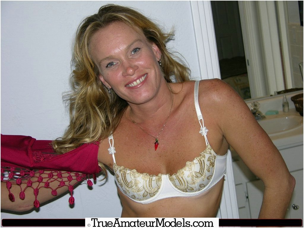 Amateur Blonde MILF Models Nude picture pic